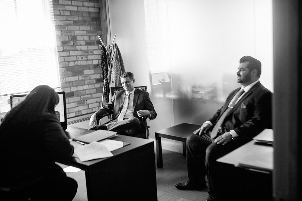 Los abogados de Sharifi & Baron en una reunion